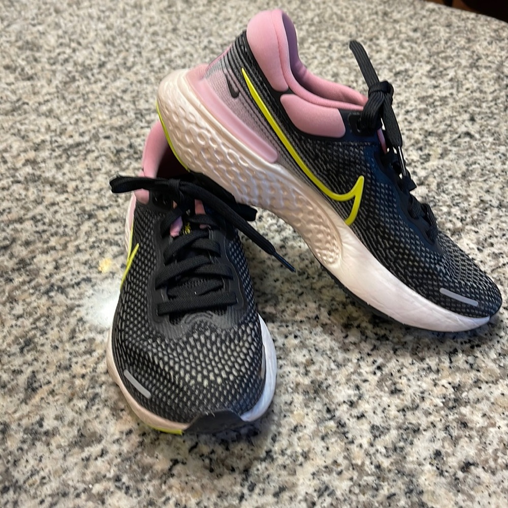 Womens Nike ZoomX invincible run. Black/cyber size 8.5 pristine Condition